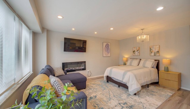Cozy 12th-Floor Studio w/Lake Erie Views!