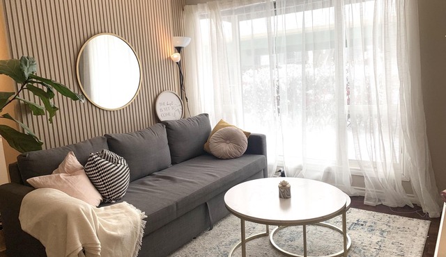 Cozy 17 Ave 2bed 2bath townhouse. Walk distance to CTrain. Minutes to DT.