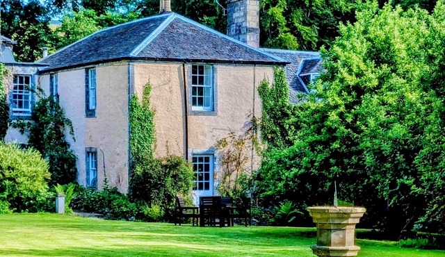 Cozy 1700s Mid Cottage in Powis House Estate