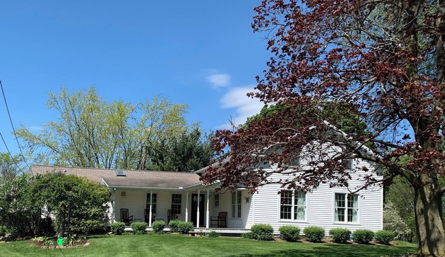 Cozy 1814 farmhouse minutes to wineries, parks, golf and Lake Erie.