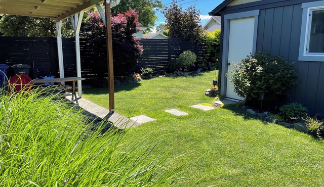 Cozy 1920's Bungalow in Tacoma with Sauna, Wood Fireplace, Chef's Kitchen