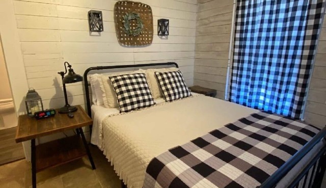 Cozy 1930's cottage WALKING distance to Old Town Tomball