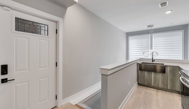 Cozy 1B/1.5Ba Bi-Level Condo