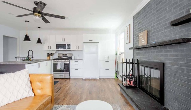 Cozy 1B Apt w/fireplace, full kitch & off str PK