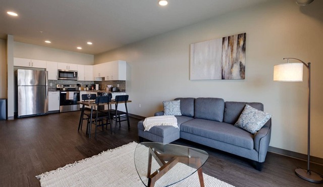 Cozy 1B1B w/Wi-Fi, Balcony Views, Coffee + Parking