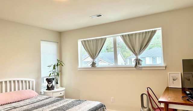 Cozy 1b1b1wc suite in Renton with WiFi, AC, dedicated work space