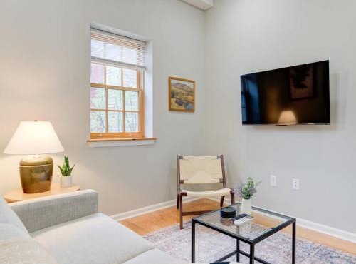 Cozy 1BD With Balcony