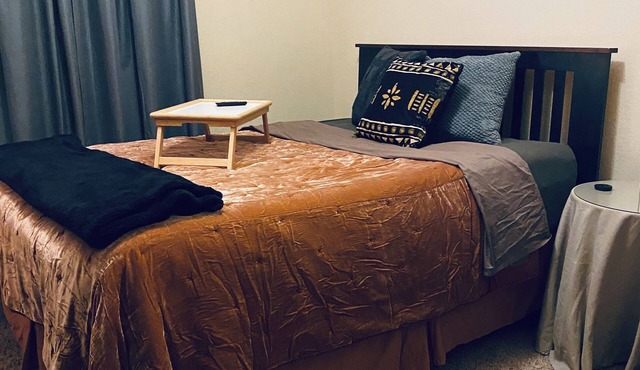 Cozy 1BDR Queen ~ Kitchenette ~ Private Bath ~ 5 Star Award Winning Super Host