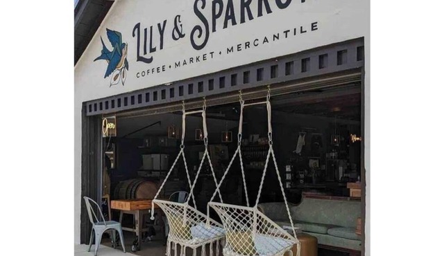 Cozy 1bed 1bath house. Short walk to Mystic Grill