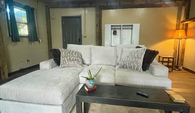 Cozy 1bed first floor renovated barn in safe neighborhood, 10 mins from downtown