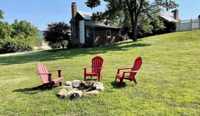 Cozy 1bedroom cabin in lovely Fort Valley with AC on beautiful privatehorse farm