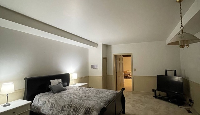 Cozy 1bedroom suite with a bowling alley! Family friendly- 10 min away from mall
