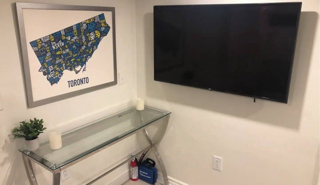 Cozy 1br +1 Apartment in Toronto's Midtown!