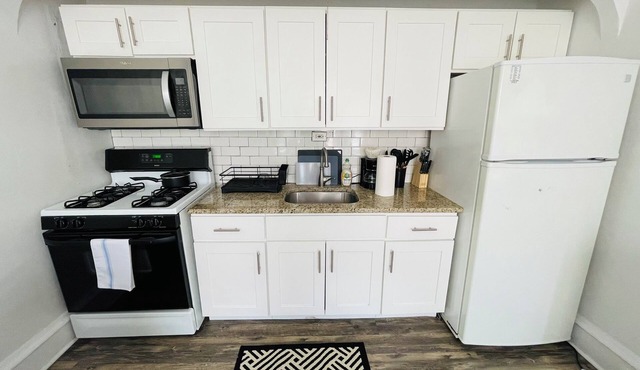 Cozy 1BR/1BA Apartment — Melrose Park Monthly Discount