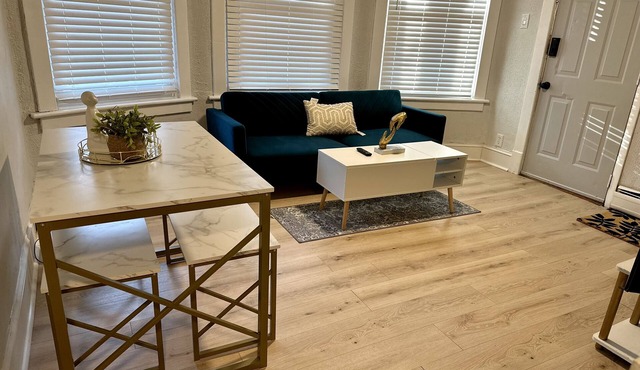 Cozy 1BR-1BA apartment in 1920’s multi-unit home in the Delaware neighborhood