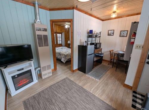 Cozy 1BR 1BA Cabin #4 Riverside Point Resort