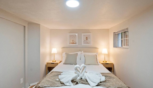 Cozy 1BR/1BA Lower Unit Near UW | Walk to Campus