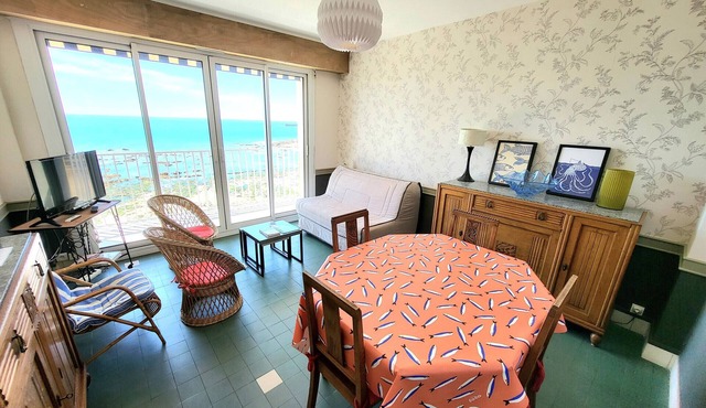 Cozy 1BR Apartment in Les Sables - Seafront, near beach & shops, balcony, pet friendly