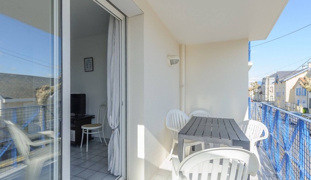 Cozy 1BR Apartment with Balcony, 50m from Beach, Near Shops & WiFi