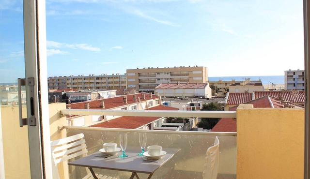 Cozy 1BR Apartment Steps from Beach with Balconies & Wi-Fi