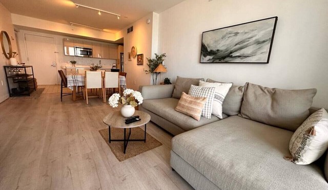 Cozy 1BR Apartment with Beach Service & Heated Pool in Miami Beach