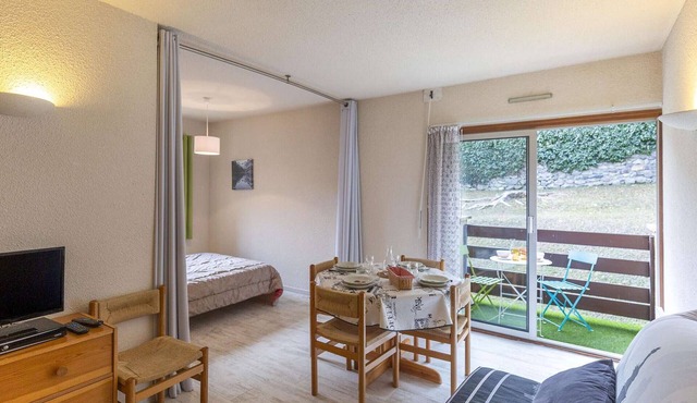 Cozy 1BR Apartment for 4 with Balcony, Near Ski Lift and Amenities in Cauterets