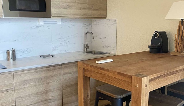 Cozy 1BR Apartment for 4 with South-Facing Balcony in Alpe d'Huez, Pet-Friendly, Near Lifts