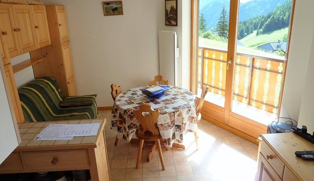 Cozy 1BR Apartment with Balcony, Ideal for Hiking, Sleeps 4