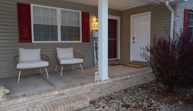 Cozy 1BR Apt in Nitro, WV. Ideal for solo traveler, couples, or business guests