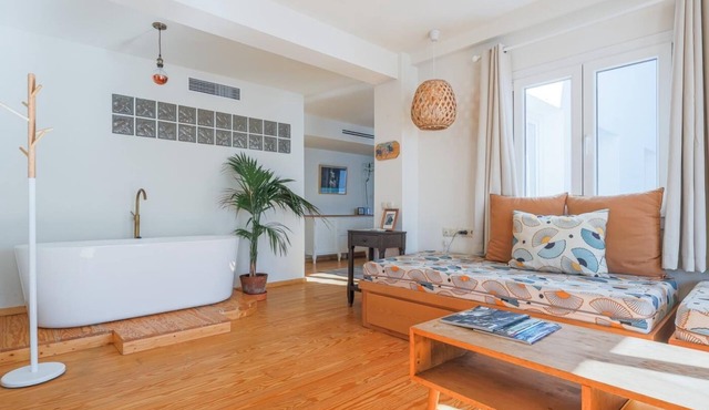 COZY 1BR APT RECENTLY RENOVATED IN CITY CENTRE