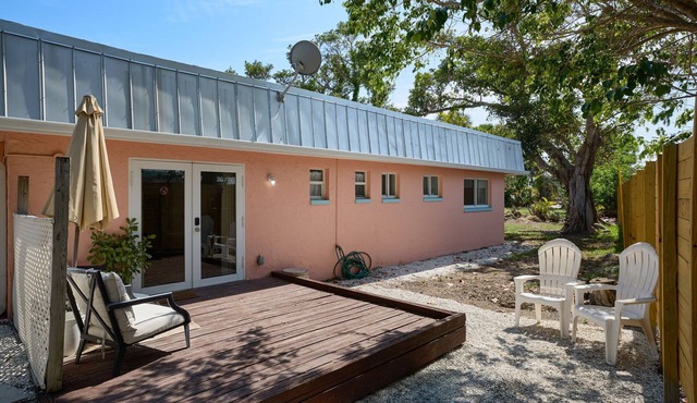 Cozy 1BR Bungalow Near Beach and Pet Friendly
