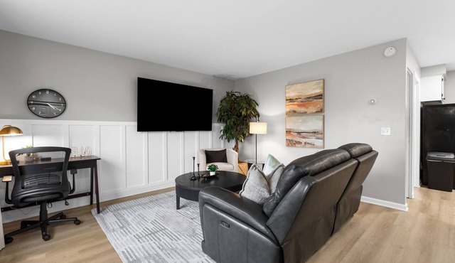 Cozy 1BR by Downtown Mt.Clemens | Hollywood Suites