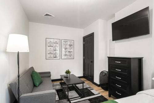 Cozy 1BR Center City Retreat with Free Parking