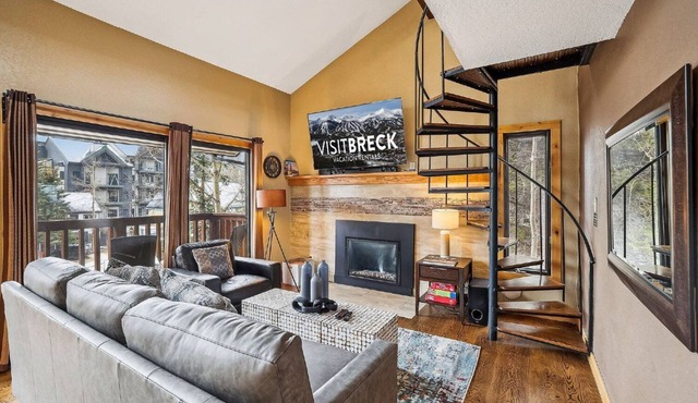 Cozy 1BR condo in Breckenridge with mountain views at 4 O'Clock Lodge A16!