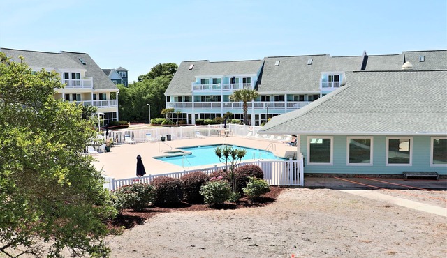 Cozy 1BR Condo w/Pool View & Gated Amenities