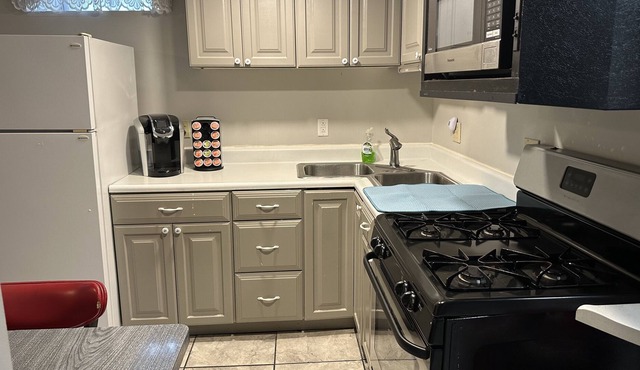 Cozy 1BR, Great Location, Beautiful Neighborhood