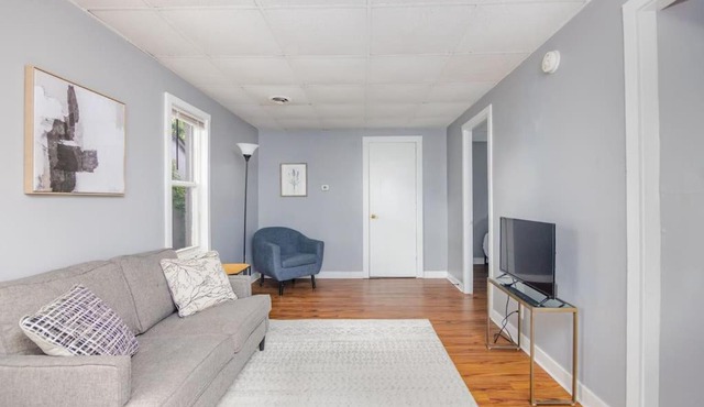 Cozy 1BR Home W Free Parking in Valley Junction