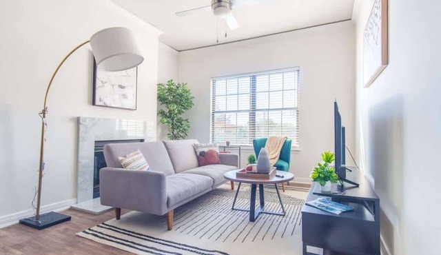 Cozy 1BR King Suite | Pool, Gym & Parking 01