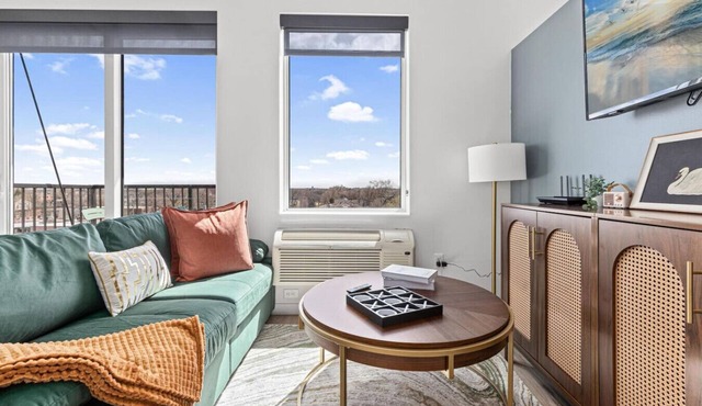 Cozy 1BR Lyn-Lake | Modern Amenities & Walkable