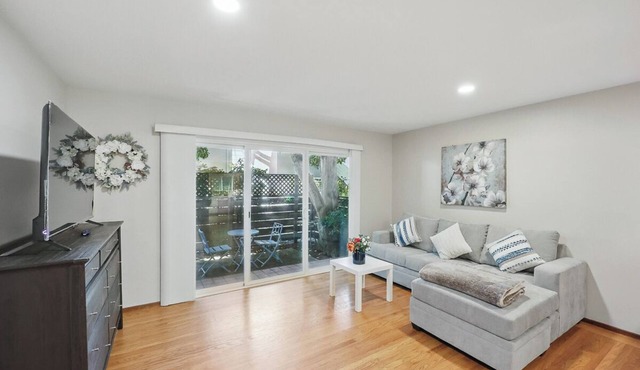 Cozy 1BR Menlo Park Apartment w/Balcony, In-Unit Laundry, Kitchen & Parking