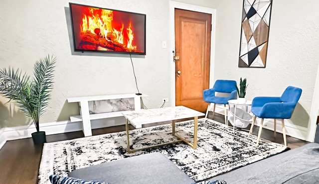 Cozy 1BR Near Downtown Chicago & Midway + Fast WiFi & Full Kitchen