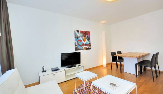 Cozy 1BR near lake with balcony (Mill 4.22)