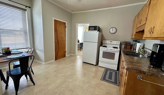 Cozy 1BR on Main St 10 min to Indy