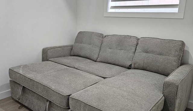 Cozy 1BR Suite, Sleeps 4, Private Entry + Parking