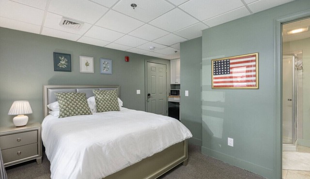 Cozy 1BR Suite with Parking!