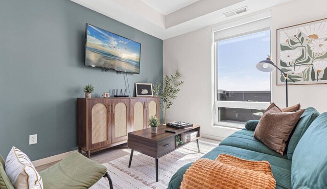 Cozy 1BR Uptown | Fitness Center, Rooftop Lounge