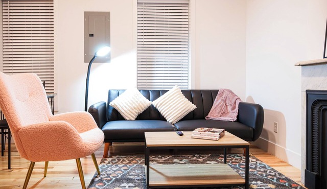 Cozy 1BR with equipped kitchen, dining table, TV, Wi-Fi, near High Falls.