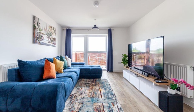 Cozy 1BR with Feature Balcony near Lakeside Shopping Centre, Thurrock