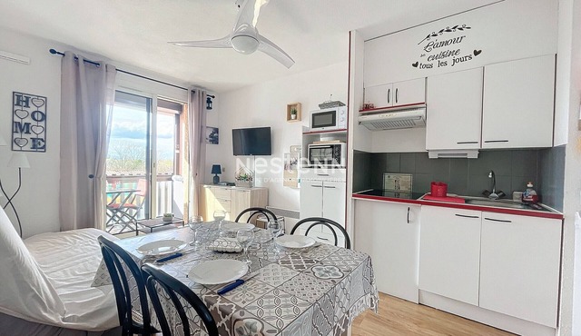 Cozy 1BR with parking 500m from the beach