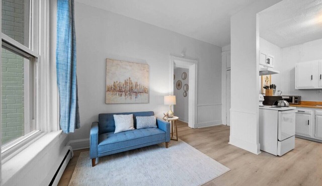 Cozy 1BR with Parking | Near UC, Zoo, Downtown